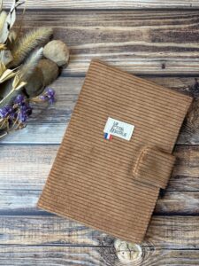 pochette livre de poche en velours côtelé rouille