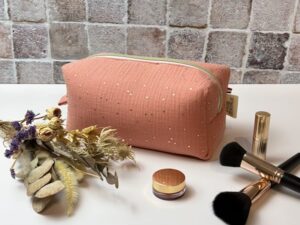 trousse de toilette en double gaze marsala à pois doré et intérieur en tissu imperméable uni blanc