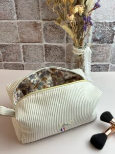 trousse de toilette en velours côtelé beige et intérieur en tissu imperméable fleur