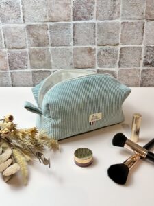trousse de toilette en velours côtelé bleu et intérieur en tissu imperméable uni blanc