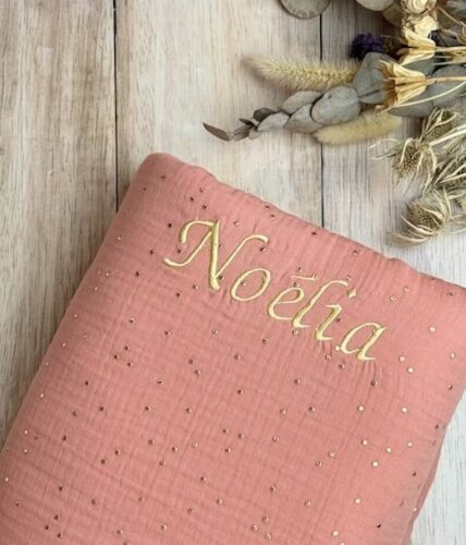 couverture bébé en double gaze à pois doré marsala avec broderie du prénom