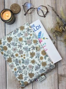 pochette a livre broché dans un tissu popeline Marion à fleur