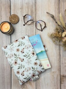 pochette à livre de poche dans un tissu fleuri pastel avec une fermeture aimantée.