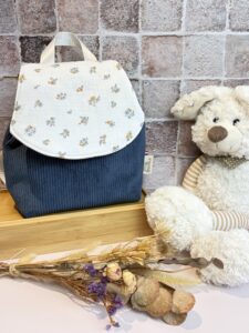 sac à dos bleuet, rabat en double gaze avec des fleurs bleues et le corps du sac en velours côtelé jean
