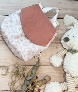 Sac à dos maternelle fille, en double gaze à pois doré marsala en rabat et en tissu popeline biologique fleur pour le corps du sac