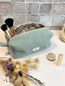 Trousse de toilette faite main velours vert lichen et interieur en tissu PUL Marion