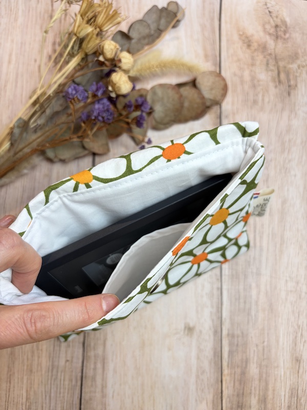 Intérieur d'une pochette à liseuse fait main avec vu sur la liseuse à l'intérieure et sur la petite poche existante pour y glisser le câble de rechargement.