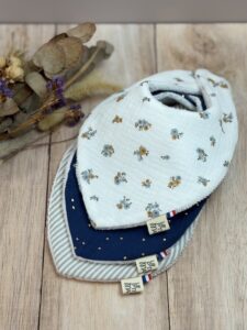 Lot de 3 bavoirs bandana pour bébé fait main, dans les tons bleu, avec une fermeture par bouton pression métallique.