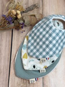 Lot de 3 bavoirs bandana pour bébé fait main, dans les tons vert, avec une fermeture par bouton pression métallique.
