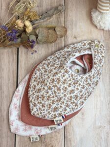 Lot de 3 bavoirs bandana pour bébé fait main, dans les tons rose, avec une fermeture par bouton pression métallique.