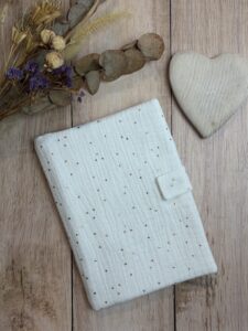 protège carnet de santé pour bébé fait main en double gaze de coton blanche à pois doré et avec une fermeture aimantée