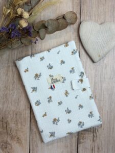 protège carnet de santé pour bébé fait main en double gaze de coton à petites fleurs bleues et avec une fermeture aimantée