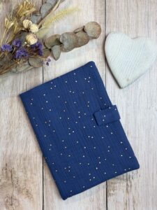 protège carnet de santé pour bébé fait main en double gaze de coton indigo à pois doré et avec une fermeture aimantée