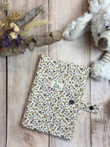 protège carnet de santé pour bébé fait main en coton leopard rose et avec une fermeture aimantée