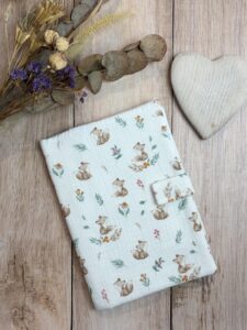 protège carnet de santé pour bébé fait main en double gaze de coton avec des petites renardes et avec une fermeture aimantée.