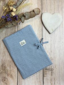 protège carnet de santé pour bébé fait main en coton vichy bleu avec fermeture à nouer