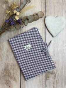 protège carnet de santé pour bébé fait main en coton vichy prune avec fermeture à nouer