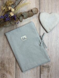 protège carnet de santé pour bébé fait main en coton vichy sable avec fermeture à nouer