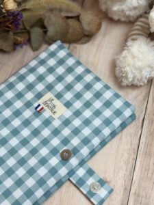 protège carnet de santé bébé fait main dans un tissu coton vichy menthe avec une fermeture aimanté en argent.