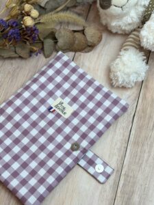protège carnet de santé bébé fait main dans un tissu coton vichy parme avec une fermeture aimanté en argent.