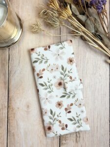 protège livret de famille fait main dans un tissu coton fleuri rose et vert amour