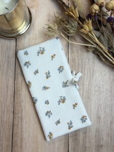 Protège livret de famille fait main en double gaze petite fleur bleue, avec une fermeture à nouer