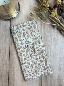 Protège livret de famille fait main en tissu double gaze fleur camel, avec une fermeture aimantée