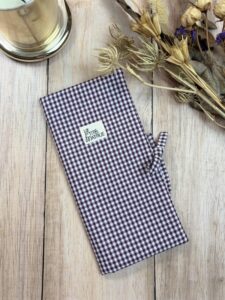 Protège livret de famille fait main en coton vichy prune, avec une fermeture à nouer.