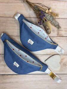 Duo de sacs bananes matchy mère et fille dans un tissus jean et en doublure un coton blanc avec des coeurs rouge