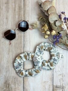 Chouchou fait main en tissu popeline de coton oeko tex à fleur couleur vert, ocre, et rose parme