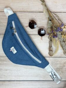 sac banane standard fait main en tissu jean avec une sangle blanche et la mercerie argenté.