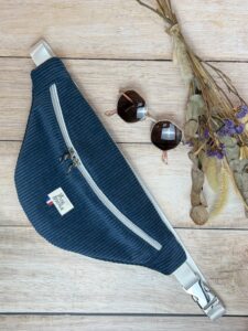 sac banane standard fait main en velours cotelé bleu jean avec une sangle blanche et la mercerie argenté.