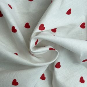 tissu coton blanc avec des petits coeurs rouge