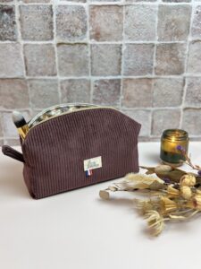 Trousse de toilette en velours côtelé prune et en tissu imperméable fleuri