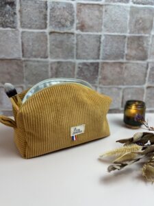 Trousse de toilette en velours ocre et en tissu imperméable blanc uni