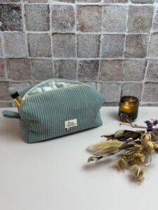 Trousse de toilette en velours bleu et en tissu imperméable blanc uni