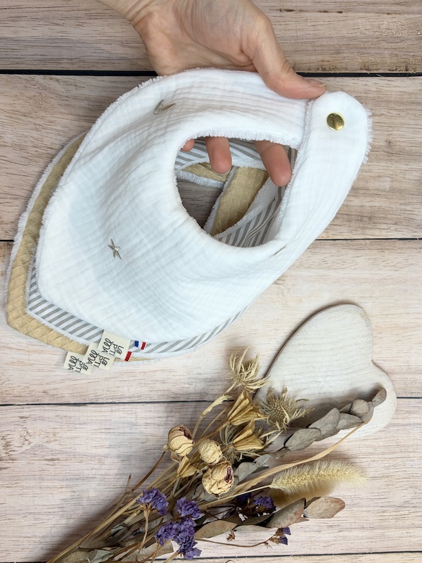 Lot de 3 bavoirs bandana pour bébé, en tissu oeko tex et éponge de bambou, fermé par des boutons pressions.