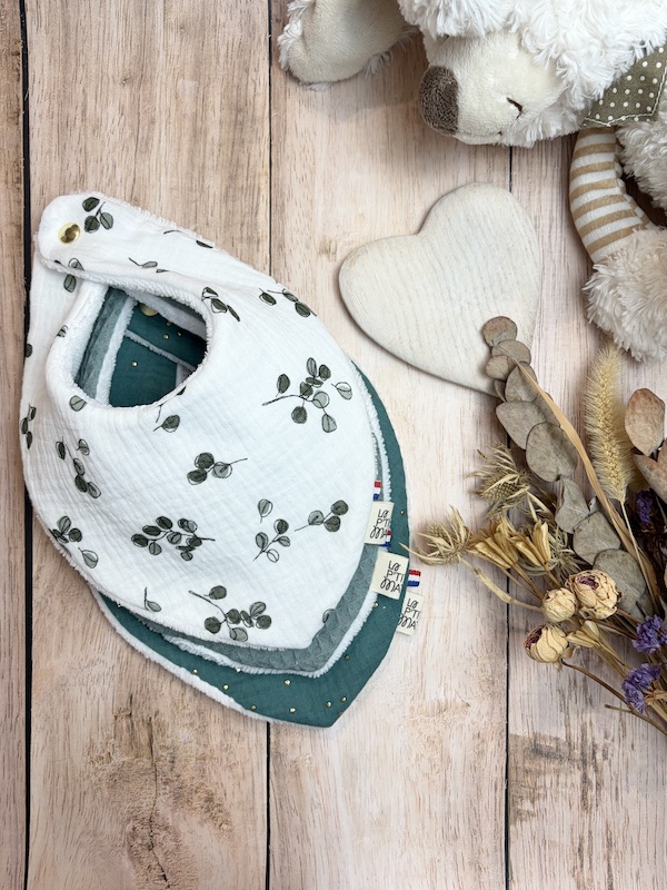 Lot de 3 bavoirs bandana pour bébé, en tissu oeko tex et éponge de bambou, fermé par des boutons pressions.