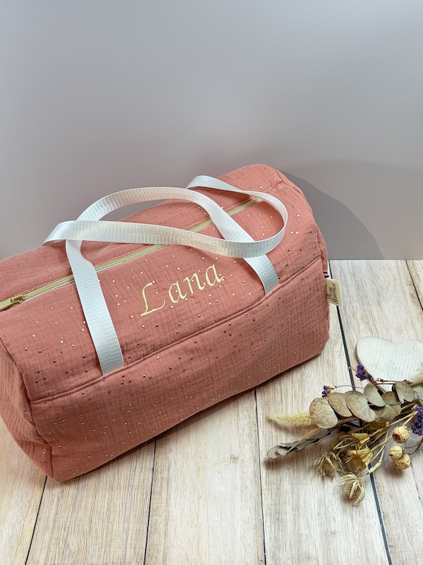 sac de voyage fait main en double gaze marsala à pois doré avec le prénom brodé