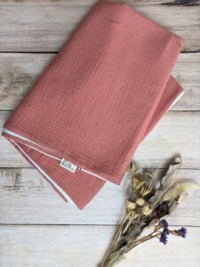 Couverture bébé légère pour le printemps/été en double gaze marsala à pois doré et nid d'abeille blanc