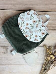 sac à dos maternelle en velours côtelé vert kaki sur le corps du sac et tissu fleuri amour sur le rabat