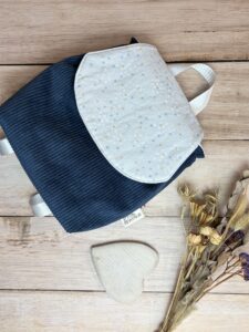 sac à dos maternelle en velours côtelé bleu jean sur le corps du sac et tissu étoilé sur le rabat