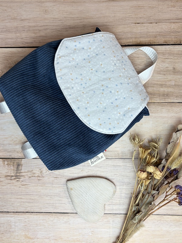 sac à dos maternelle en velours côtelé bleu jean sur le corps du sac et tissu étoilé sur le rabat