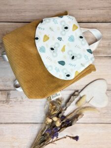 sac à dos maternelle en velours côtelé ocre sur le corps du sac et tissu koala sur le rabat