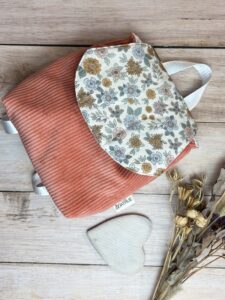sac à dos maternelle en velours côtelé corail sur le corps du sac et tissu fleuri Marion sur le rabat