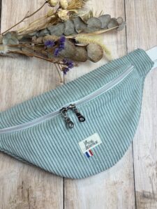 Sac banane en taille standard en velours côtelé céladon et mercerie argenté, sangle blanche