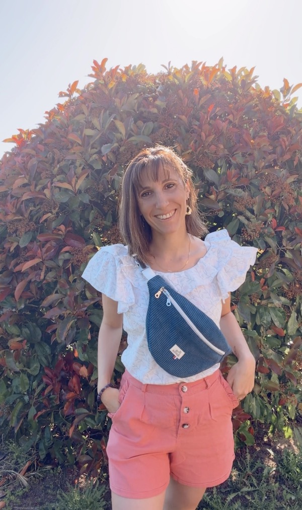 Sac banane standard fait main en velours bleu jean porté