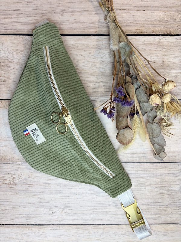 sac banane de taille standard en velours côtelé olive et mercerie doré, sangle blanche