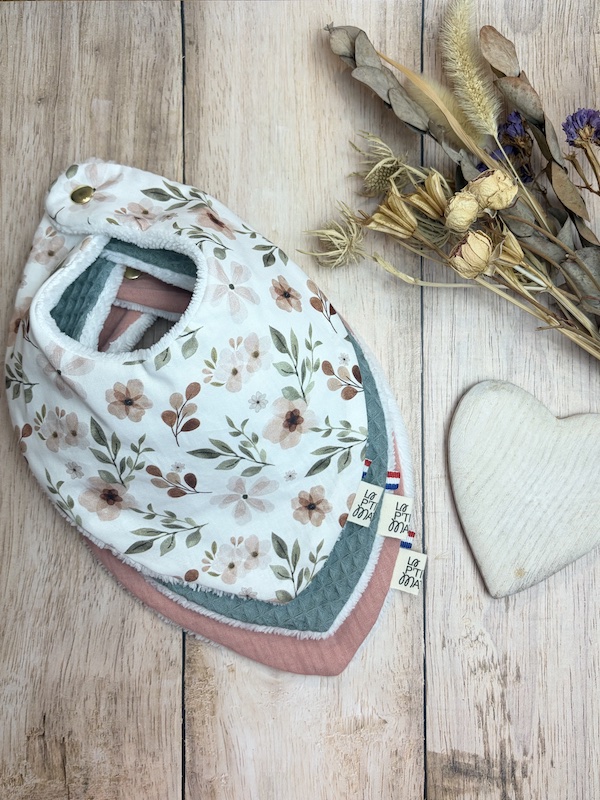 Lot de 3 bavoirs pour bébé, chacun fermé un bouton pression et en dessous de l'éponge de bambou