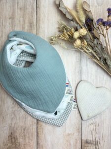 Lot de 3 bavoirs pour bébé, chacun fermé un bouton pression et en dessous de l'éponge de bambou